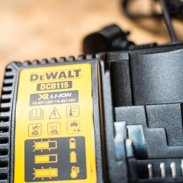 دریل پیچ گوشتی چکشی شارژی دیوالت مدل DCF887P2 - A 18V