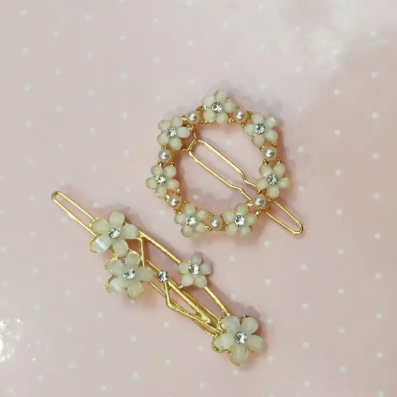 گیره مو زنانه مدل مجلسی فلزی بابونه حلقه و سه گل بسته دو عددی