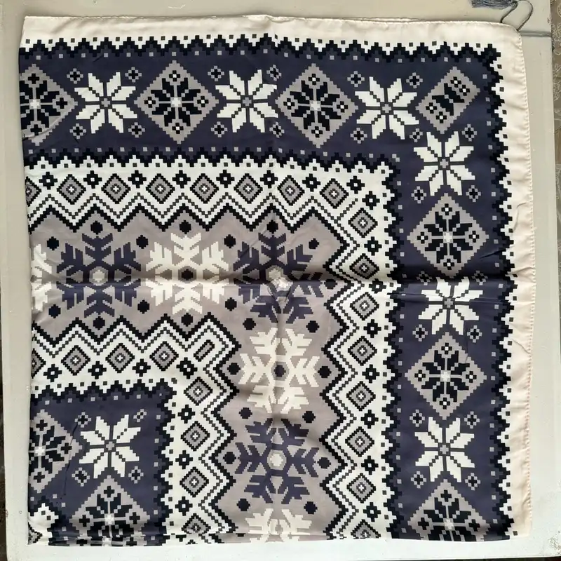 روسری زنانه مدل نخی سنتی طرح گلیمی قواره بزرگ منگوله دار چهار فصل کد 1