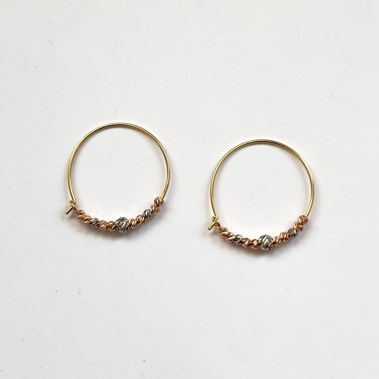 گوشواره طلا 18 عیار زنانه مدل G015 طرح حلقه ایی با گوی های تراش