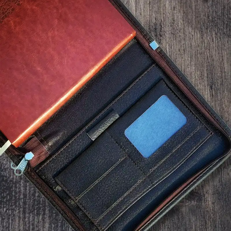 سالنامه سال 1403 مدل کیفدار طرح چرمین