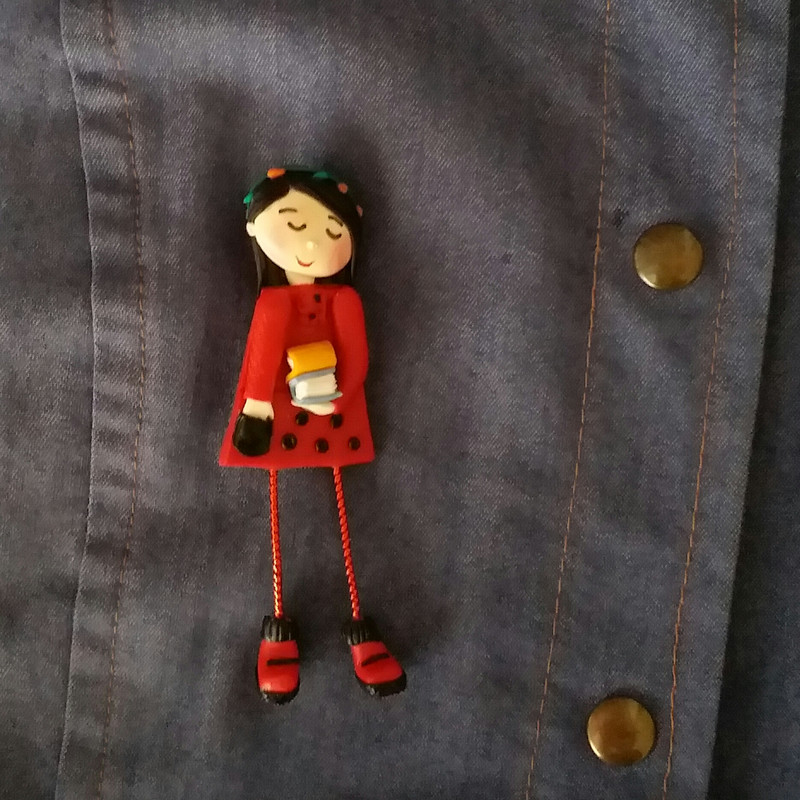 گل سینه دخترانه مدل دختر کتاب فروش کد SS115