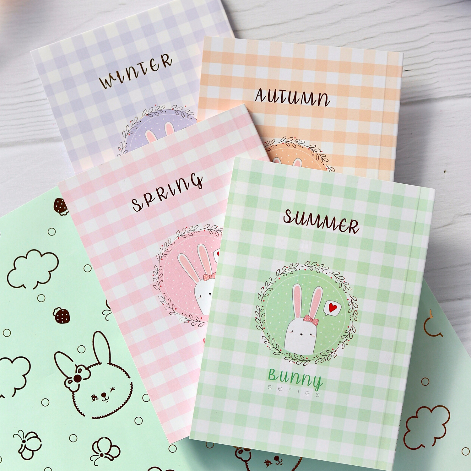 سالنامه سال 1403 مدل فانتزی 4 فصل بسته 4 عددی سالنامه سال 1403 مدل فانتزی 4 فصل بسته 4 عددی