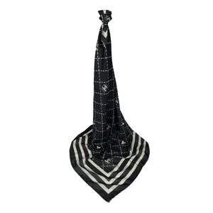 روسری زنانه مدل نخی قلبی قواره متوسط