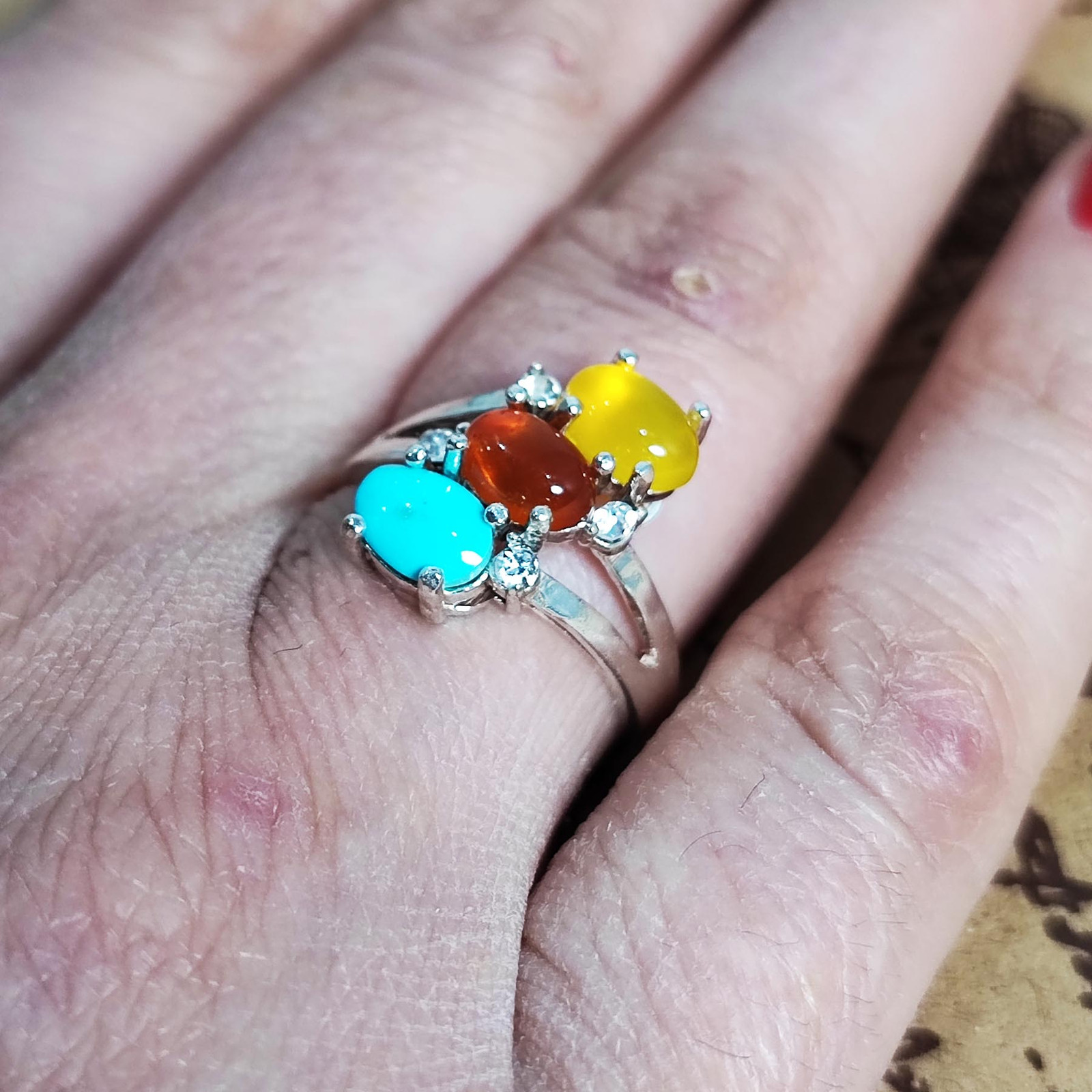 انگشتر نقره زنانه مدل سه نگین YW4217 انگشتر نقره زنانه مدل سه نگین YW4217