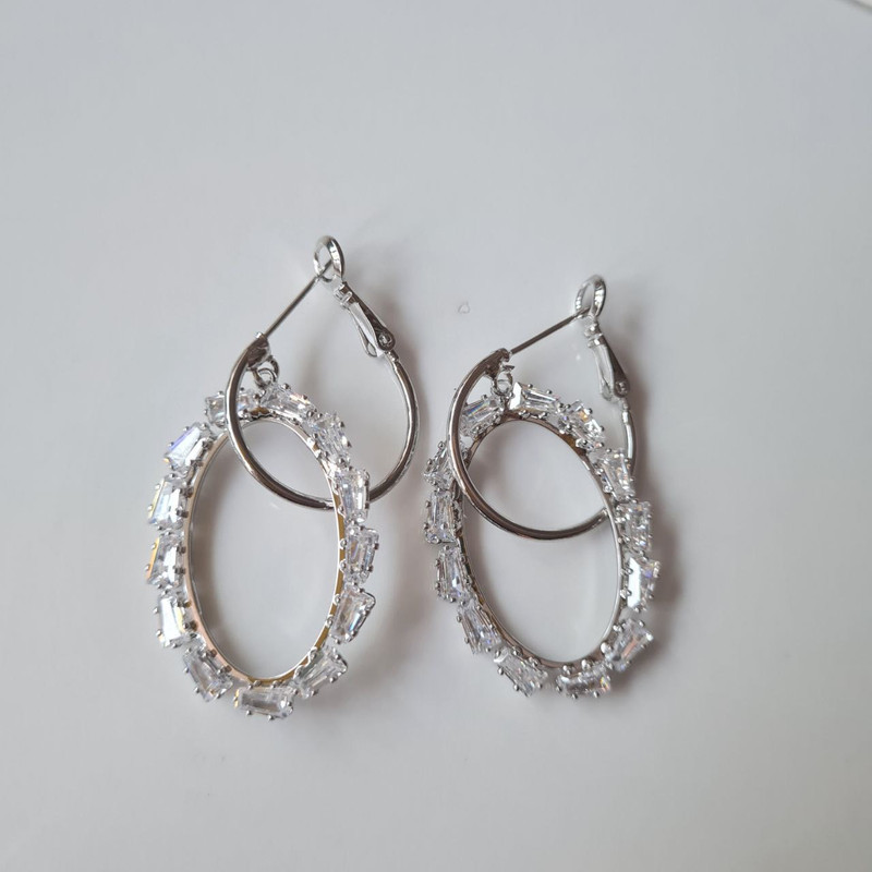 گوشواره زنانه مدل بیضی نگین دار گوشواره زنانه مدل بیضی نگین دار