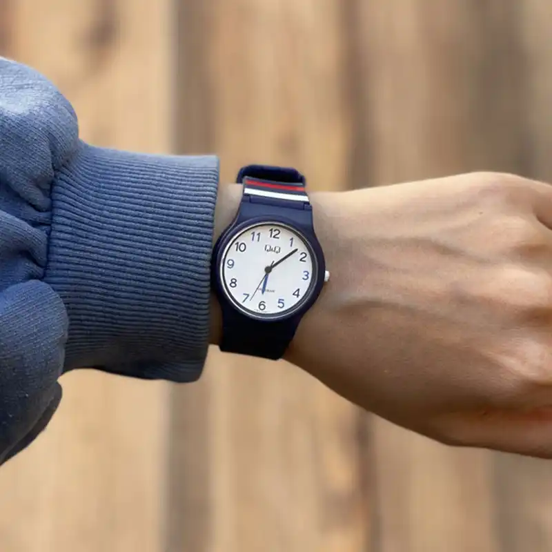 ساعت مچی عقربه ای کیو اند کیو مدل v06a-6vy