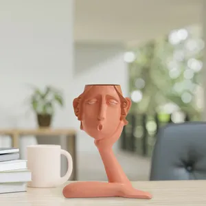 مجسمه مدل سوت زن