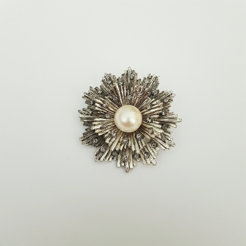 سنجاق سینه زنانه مدل گل مرواریدی و نگین سنجاق سینه زنانه مدل گل مرواریدی و نگین