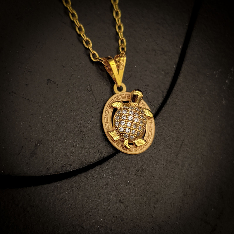 آویز گردنبند طلا 18 عیار زنانه ناریا طرح لاکی آویز گردنبند طلا 18 عیار زنانه ناریا طرح لاکی