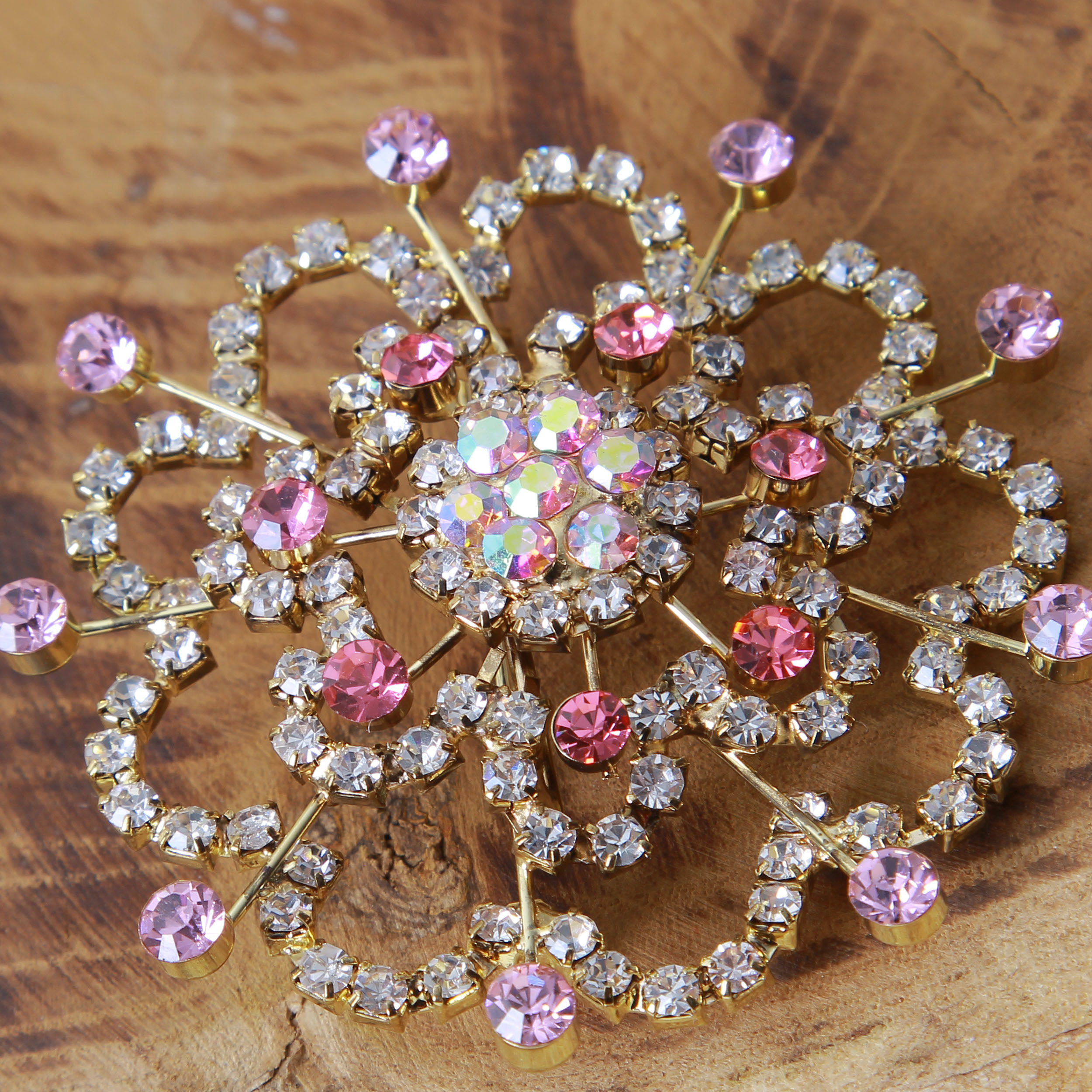 گل سینه زنانه بازرگانی میلادی مدل استیل ضد حساسیت رنگ ثابت فول نگین بدون ریزش کلاسیک کد ACZ_041 گل سینه زنانه بازرگانی میلادی مدل استیل ضد حساسیت رنگ ثابت فول نگین بدون ریزش کلاسیک کد ACZ_041