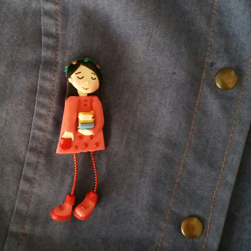 سنجاق سینه دخترانه مدل دختر کتاب فروش کد SS118