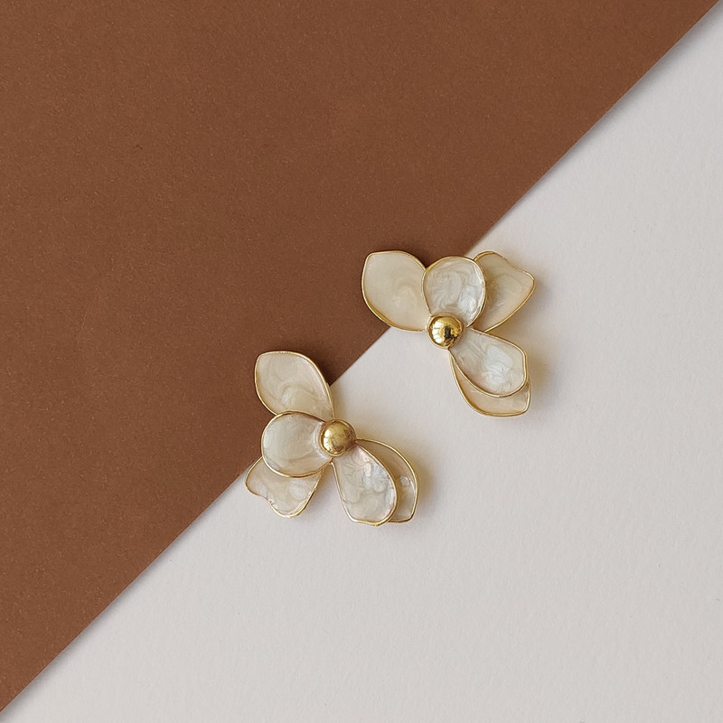 گوشواره میخی زنانه مدل رزینی طرح گل کد A24