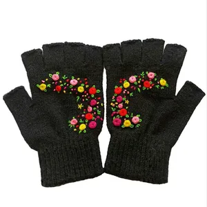دستکش بافتنی طرح گلدوزی مدل۱۳۱