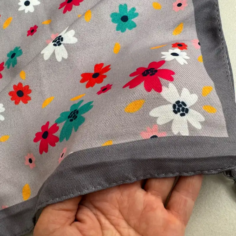 روسری زنانه مدل نخی شاد گلدار قواره بزرگ منگوله دار چهار فصل کد 1