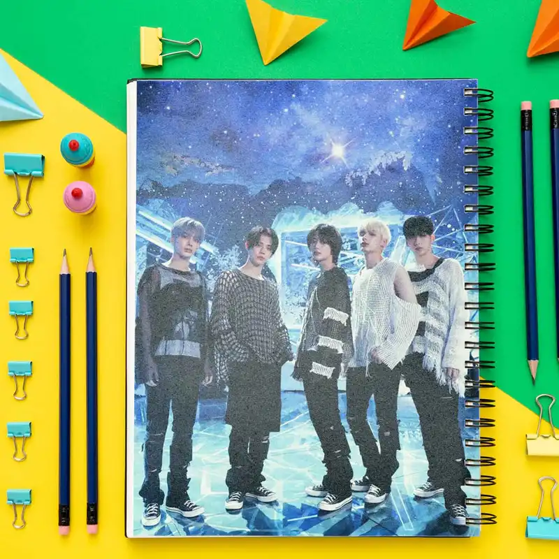 دفتر مشق باژیکان طرح گروه TxT کد 20211419 به همراه فتوکارت مجموعه 24 عددی