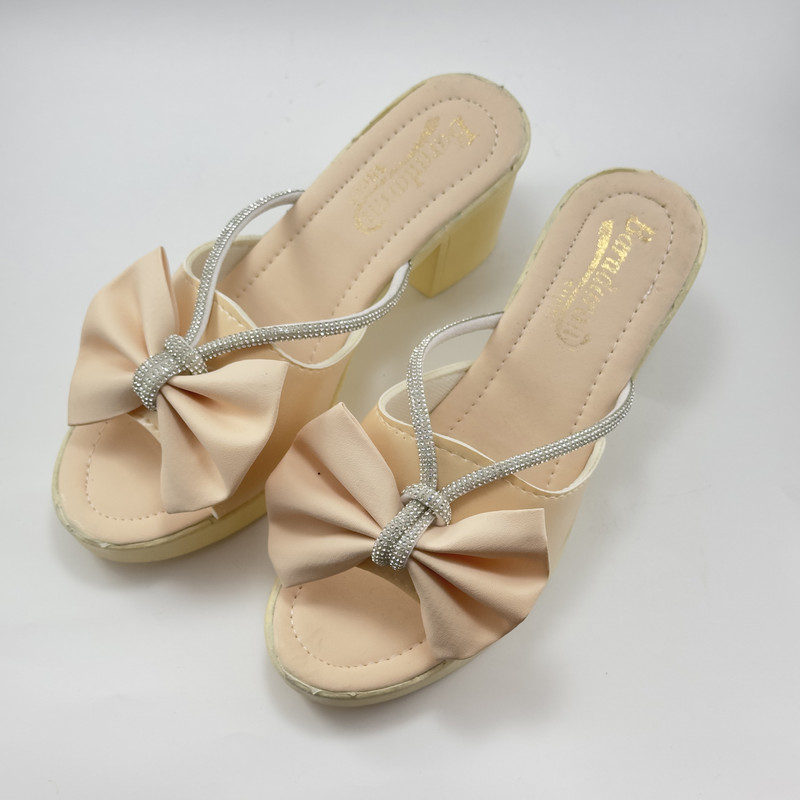 صندل زنانه مدل نگینی پاشنه دار