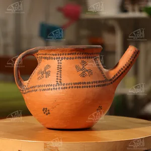 قوری سفالی‏ نقاشی با تیتوک‏  ‏‏رنگ ‏قهوه ای‏ طرح ‏شهر سوخته‏ مدل 1006500004