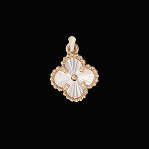 آویز گردنبند طلا 18 عیار زنانه ناریا طرح ونکلیف