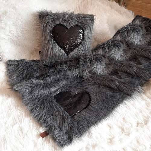 کوسن تیگران مدل Heart2 به همراه شال مبل