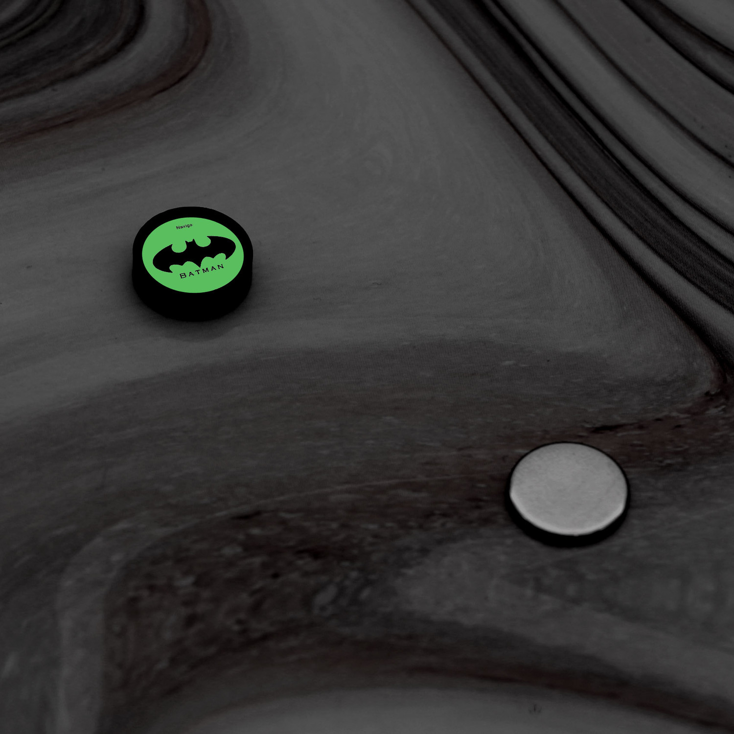 پیرسینگ گوش ناکسیگو مدل شب تاب طرح بتمن کد PM6560