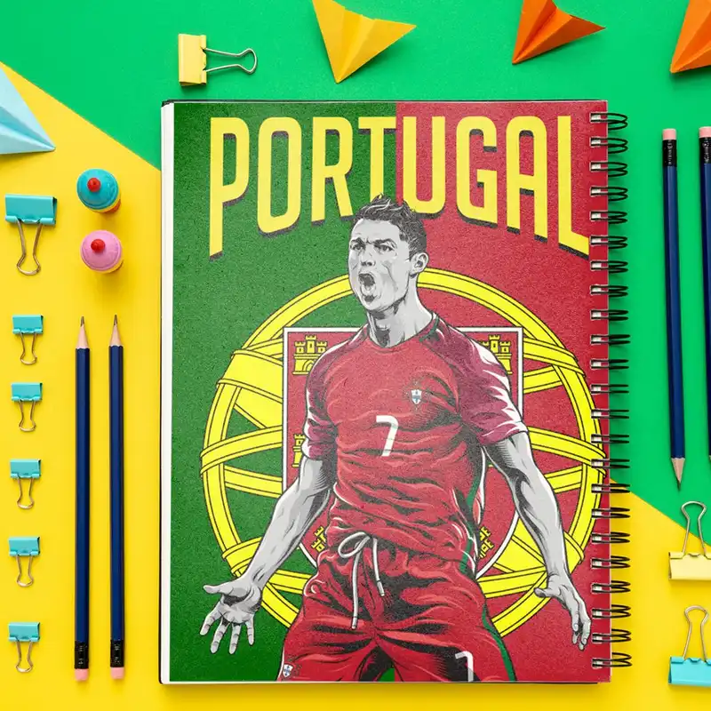 دفتر نقاشی باژیکان طرح فوتبالی هواداران رونالدو کد 20100523 به همراه فتوکارت مجموعه 24 عددی