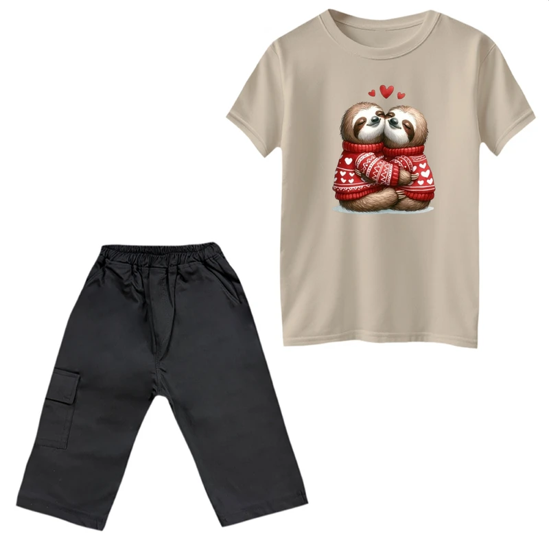 ست تی‌شرت آستین کوتاه و شلوارک دخترانه مدل تنبل های عاشق   رنگ کرم