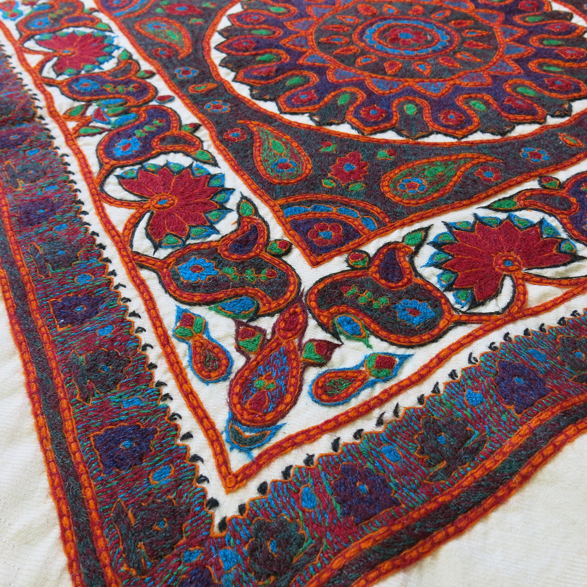 رومیزی سوزن دوزی طرح گل زنبق کد 104