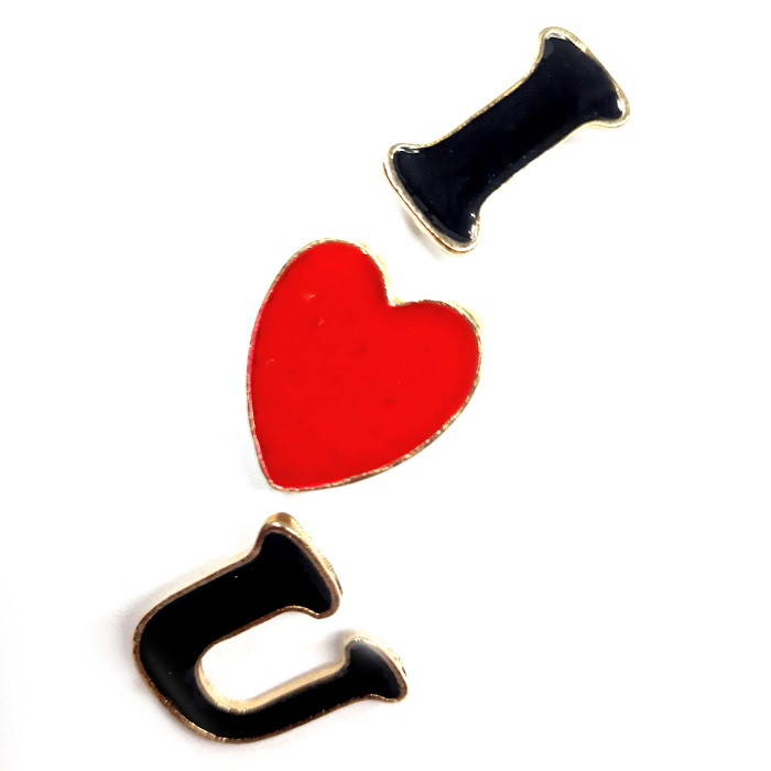 گل سینه زنانه مدل فلزی طرح i love u بسته 3 عددی