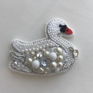 گل سینه زنانه مدل قو