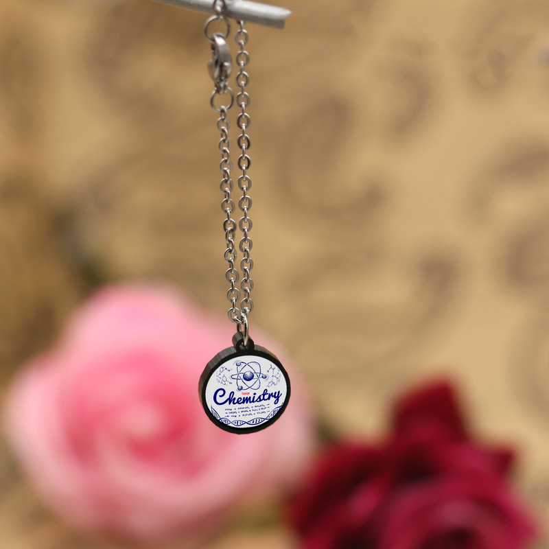 آویز ساعت زنانه ناکسیگو مدل شب تاب طرح شیمی کد AW7246 آویز ساعت زنانه ناکسیگو مدل شب تاب طرح شیمی کد AW7246