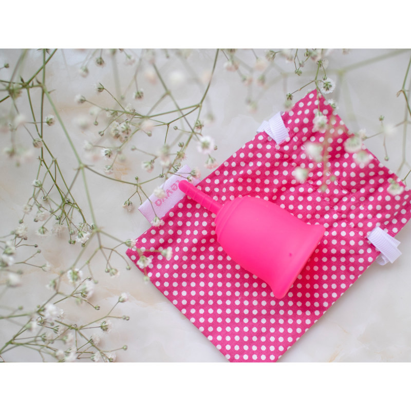 کاپ قاعدگی لیوا فارما سایز متوسط به همراه لیوان کاپ قاعدگی لیوا فارما مدل Mate02