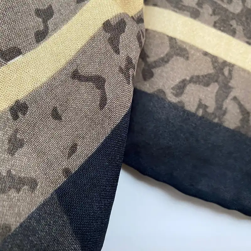 روسری زنانه مدل کرپ دست دوز کد 01