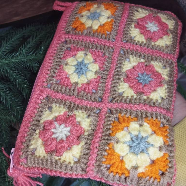 کیف لوازم آرایش زنانه مدل قلاب بافی طرح موتیف