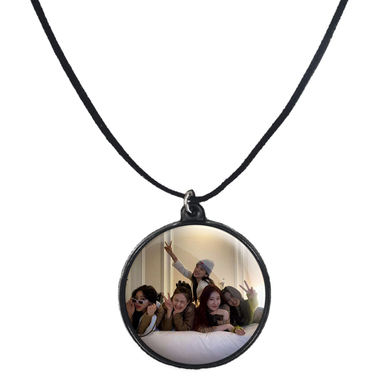 گردنبند پرمانه طرح گروه موسیقی ایتزی کد pmb.13130 مدل دو طرفه