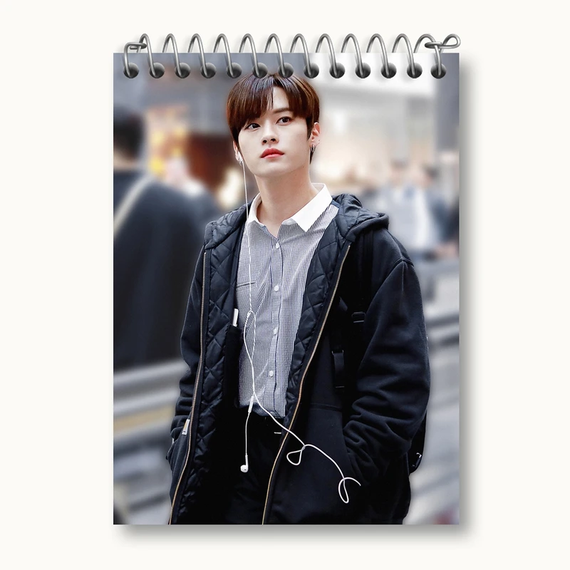 دفتر یادداشت 50 برگ خندالو مدل لی نو گروه استری کیدز Stray Kids کد 11859
