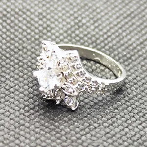 انگشتر نقره زنانه مدل سنگ برلیان اتمی کد 286