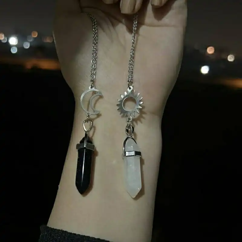 گردنبند مدل آویز منشوری ماه و خورشید بسته دو عددی