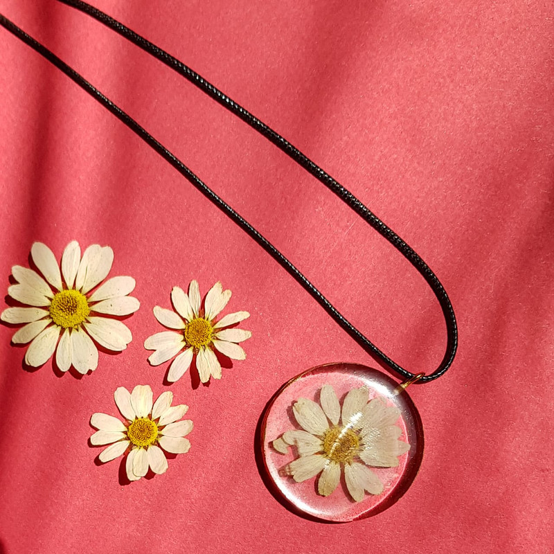 گردنبند دخترانه مدل رزینی گل بابونه گردنبند دخترانه مدل رزینی گل بابونه