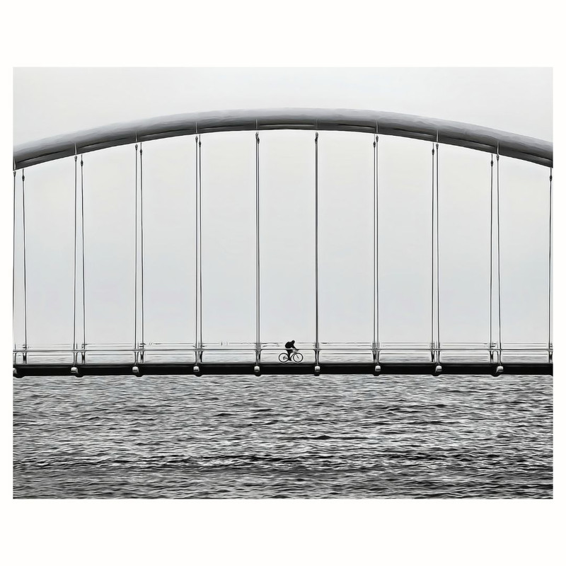 پوستر مدل  دوچرخه‌ سوار روی پل