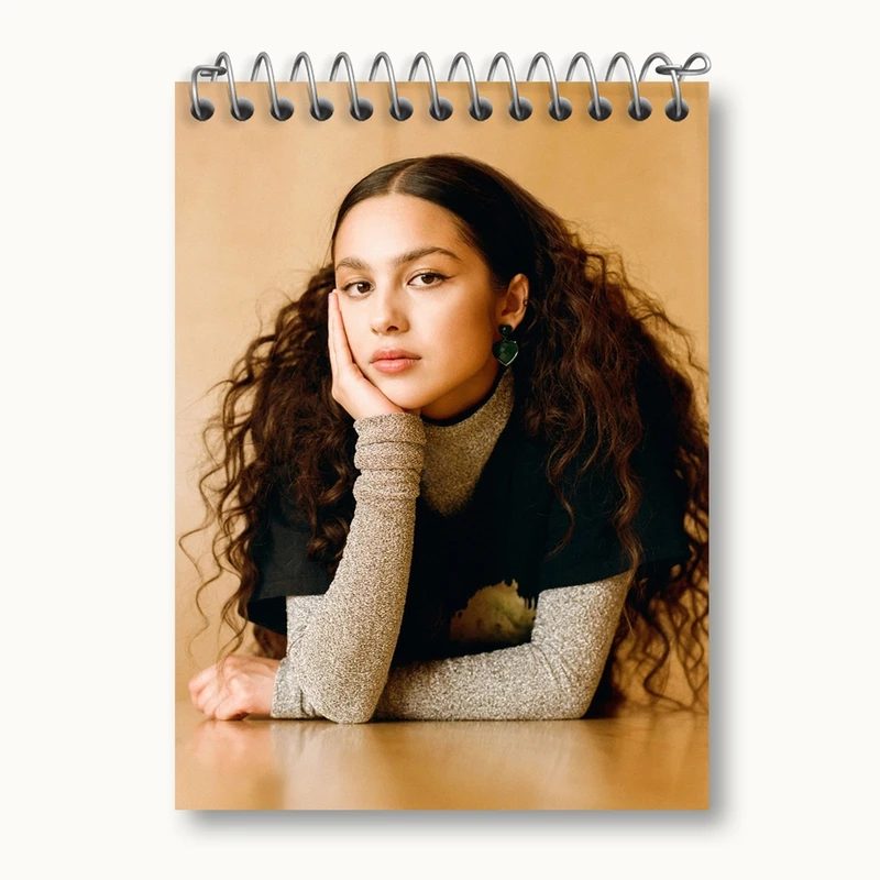 دفتر یادداشت 50 برگ خندالو مدل اولیویا رودریگو Olivia Rodrigo کد 19270