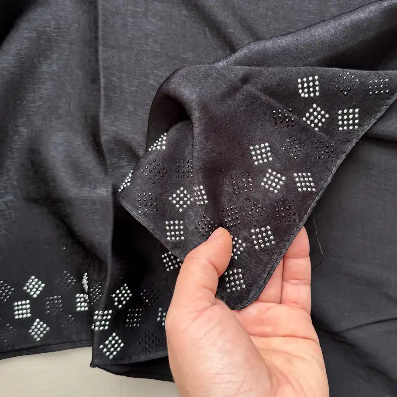 روسری زنانه مدل کوپرا پتینه مجلسی حاشیه نگین حرارتی آینه قواره 140