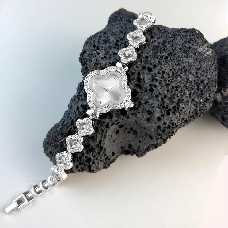 ساعت مچی عقربه ای زنانه مدل دستبندی نگین دار طرح نقره