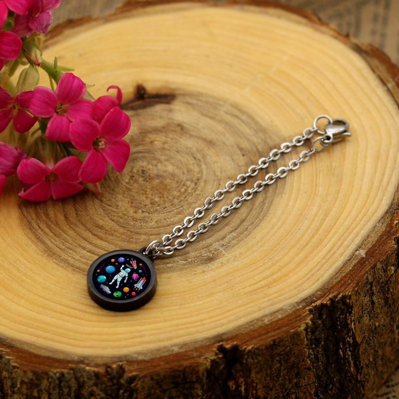 آویز ساعت زنانه ناکسیگو مدل شب تاب طرح فضانوردی کد AW7248