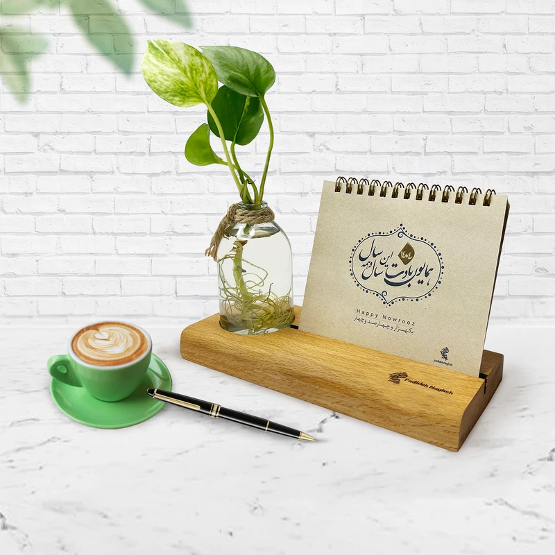 عکس شماره 6 : تقویم رومیزی چوبی سال 1404 پدیده نقش مدل plant place کد 1484