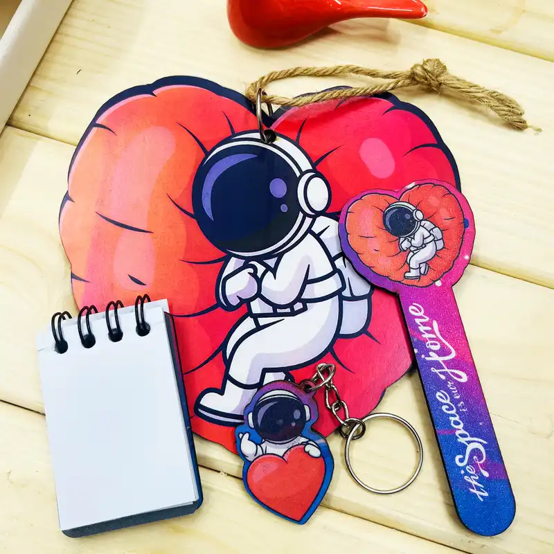 بسته لوازم تحریر مدل فضانورد و قلب مجموعه 4 عددی