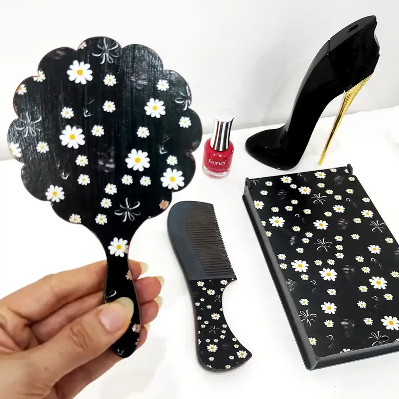 شانه مو مدل گل بابونه به همراه آینه آرایشی