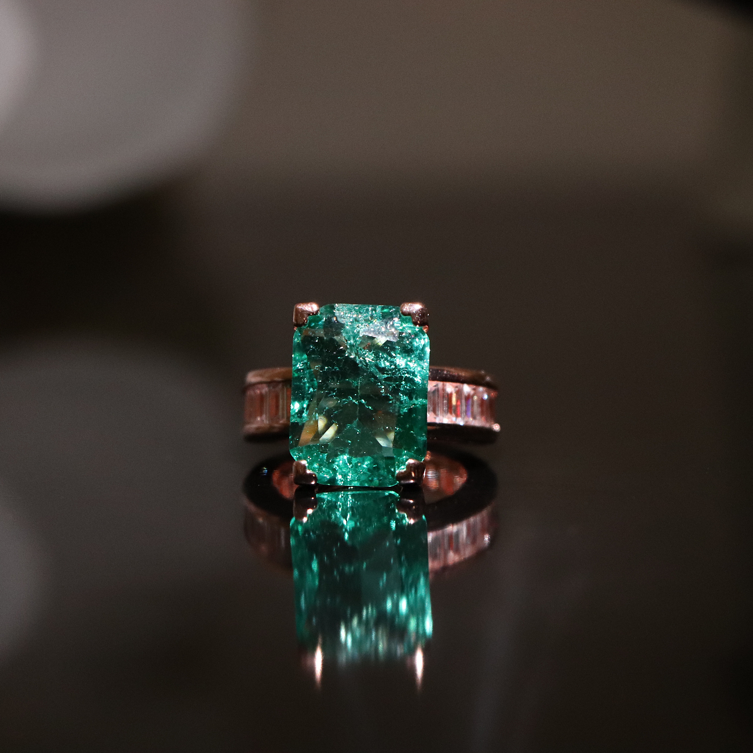 انگشتر نقره زنانه مدل CYEmerald01 انگشتر نقره زنانه مدل CYEmerald01