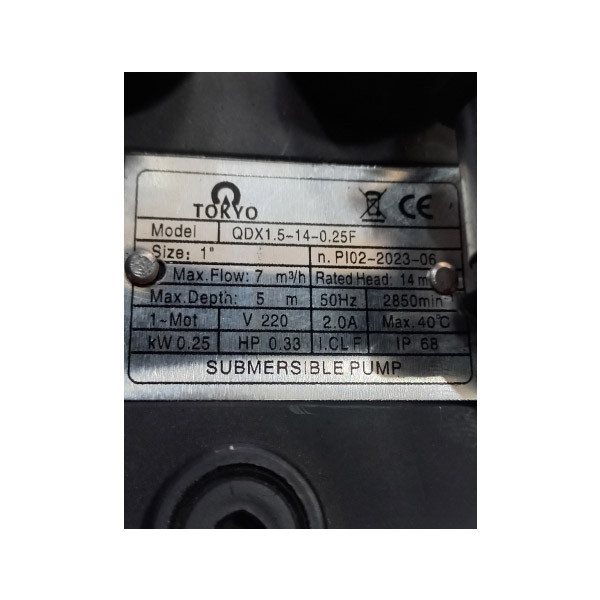 پمپ کف کش توکیو مدل 14 متری یک اینچ فلوتردار کد QDX1.5-14-0.25F