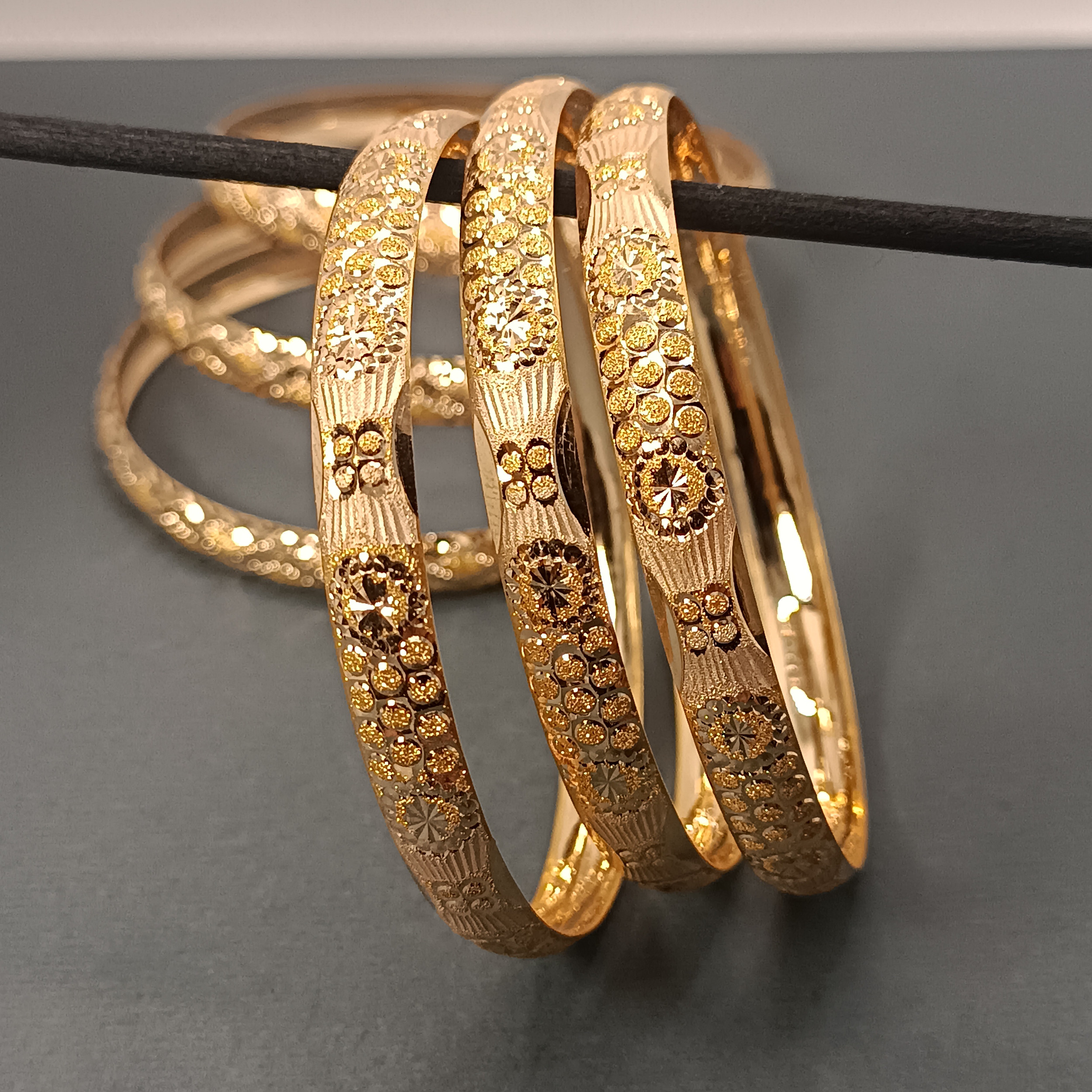 النگو طلا 18 عیار زنانه گالری طلای ونوسام مدل تراش کد C1155S3 النگو طلا 18 عیار زنانه گالری طلای ونوسام مدل تراش کد C1155S3